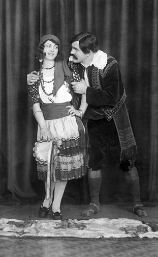 S. Yanishevska (left) and F. Hordienko (right) of the Workers’ Theatre Studio performing Aza Tsyhanka (Aza the Gypsy) in Winnipeg, 1926. From the private collection of Larissa Stavroff.
